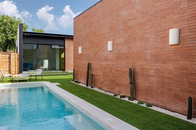 Building Photo - 2112 Lawnmont Ave