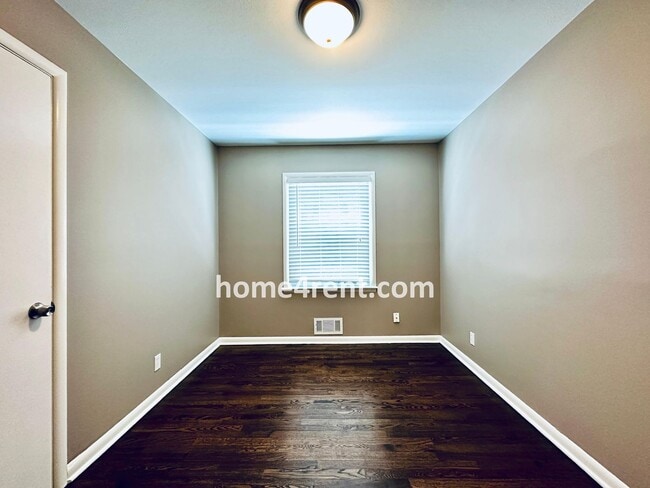 Building Photo - Beautiful Hardwoods w Fenced-in Yard!