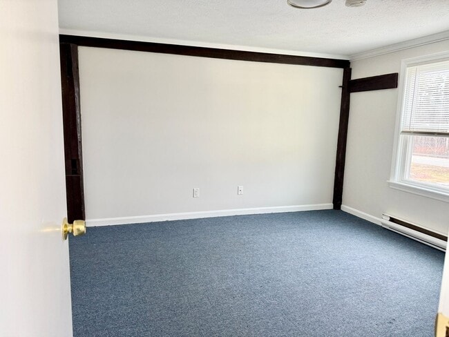 Building Photo - Well maintained inside and out