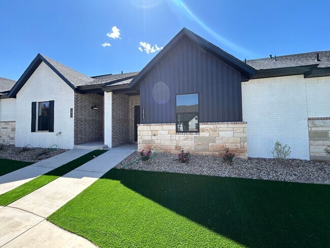 Building Photo - Luxury Two Bedroom Townhome in Abbey Glen ...