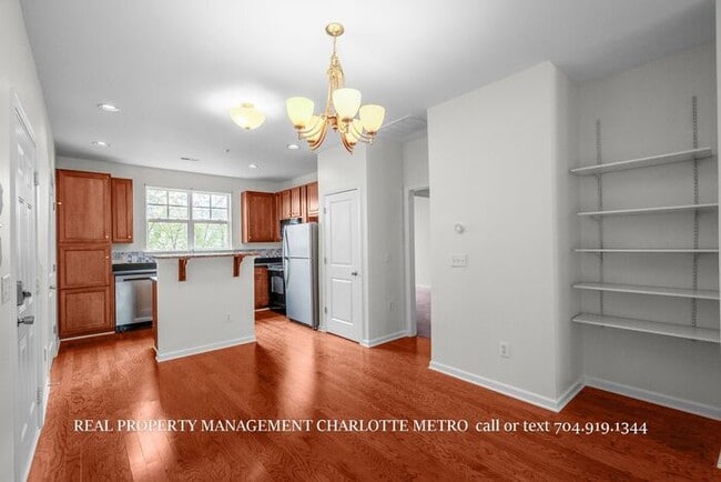 Building Photo - Charming 2 Bed, 2 Bathroom city Retreat Near Uptown Charlotte & Greenway Access