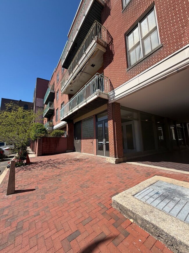 Building Photo - 102 Church St