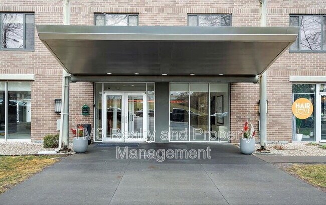 Building Photo - 600 E 8th St