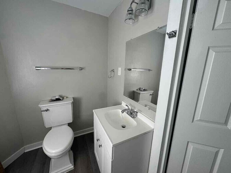 Building Photo - 223 Baker St