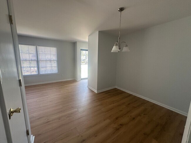 Building Photo - Pet Friendly 2 Bedroom, 1 Bath Duplex Located in the Center of Wilmington