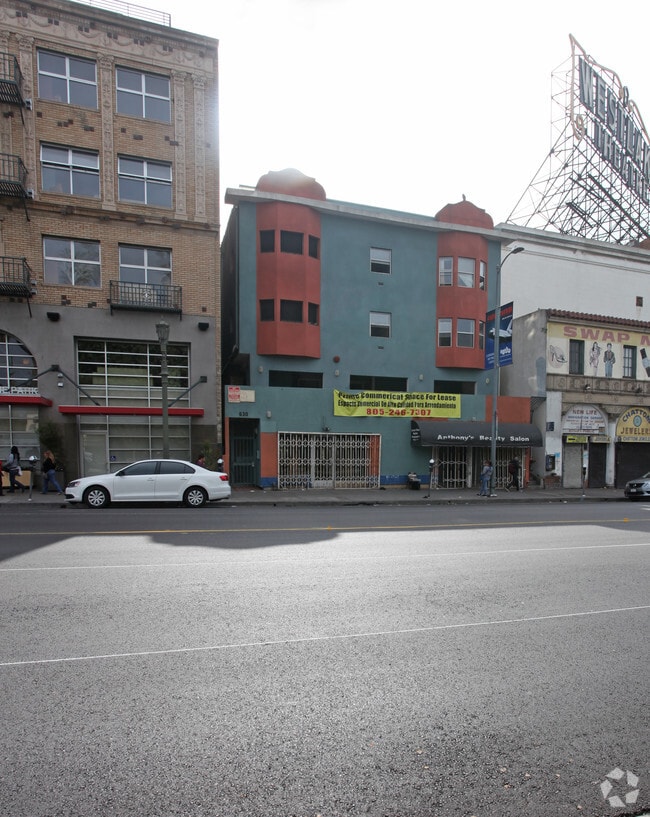 Building Photo - Plaza de Leon Apartments