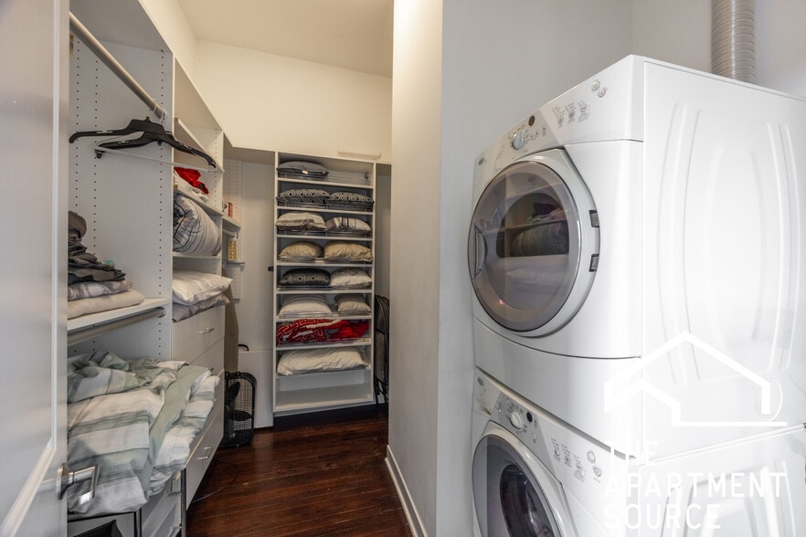 Building Photo - 1002 W Lake St