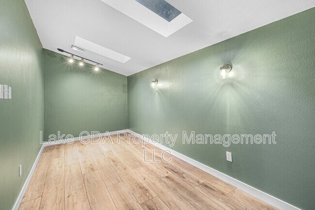 Building Photo - 1525 E Woodland Dr