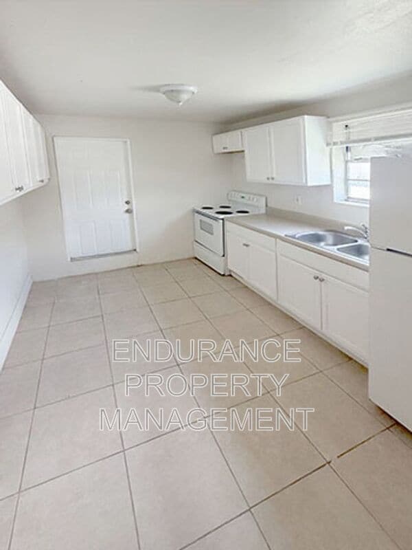 Building Photo - 1125 W 28th St