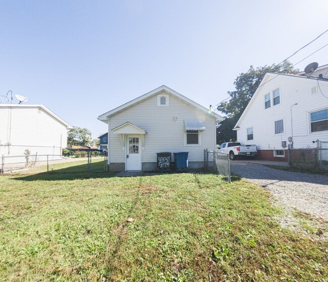 Building Photo - 2 Bedroom 1 Bath 1 Stall Garage For Rent