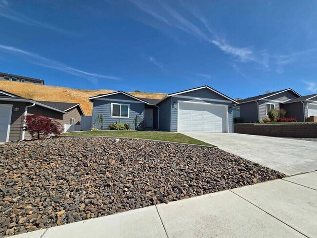 Building Photo - Gorgeous, 3 Bed, 2 Bath HOUSE in Coveted East Wenatchee!