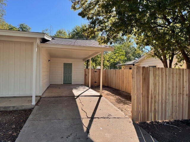 Building Photo - Newly Renovated 3 bedroom 2 bath home with...
