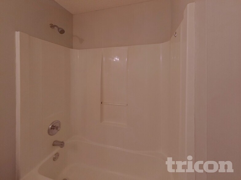 Building Photo - 2177 Red Oak Cir