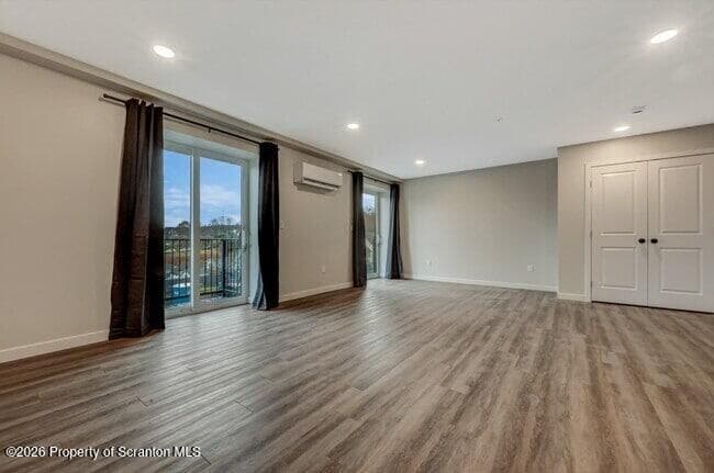 Building Photo - 633 Main St