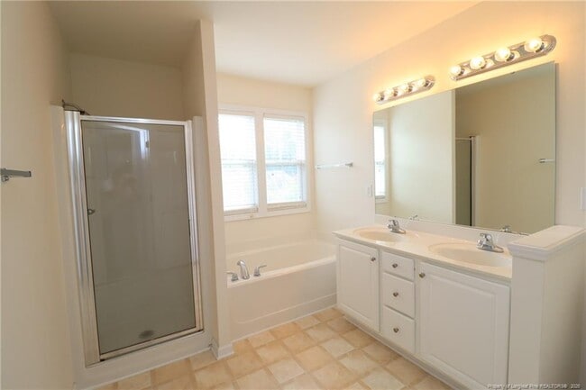 Building Photo - 416 Oak Pine Dr