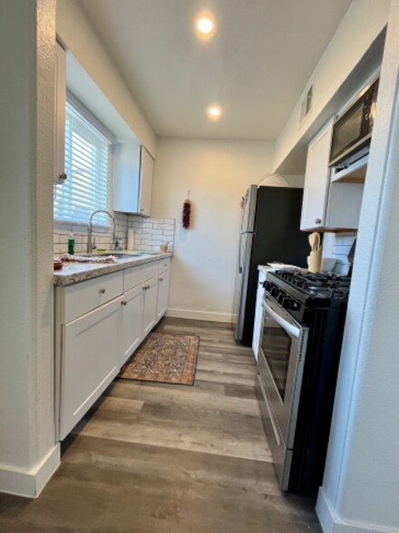 Building Photo - 920 E Montebello Ave