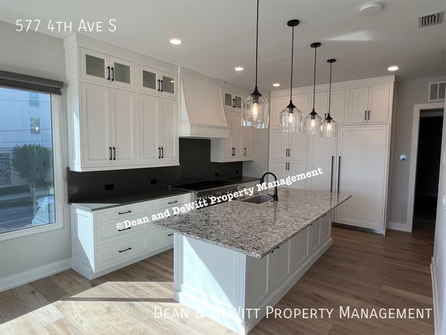 Building Photo - Luxury Townhome in Downtown St Pete - For ...