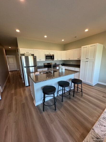 Building Photo - 301 Crest Dr