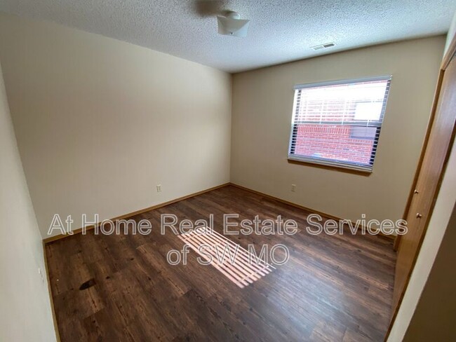 Building Photo - 2850 S Rogers Ave