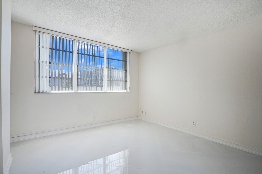 Building Photo - 3113 S Ocean Dr