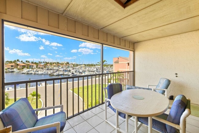 Building Photo - Huge Double sized Condo Overlooking The Ma...