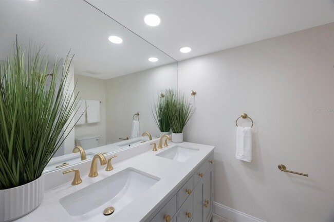 Building Photo - 7400 Sun Island Dr S