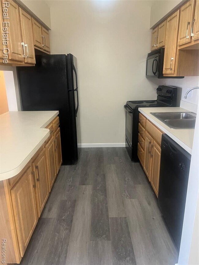 Building Photo - 15815 Lakeside Dr