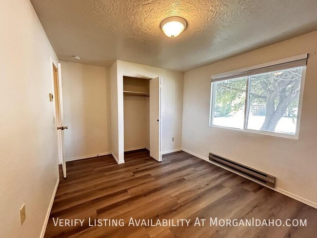 Building Photo - Conveniently located apartment with storag...