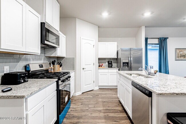 Building Photo - 125 Lake Ridge Dr