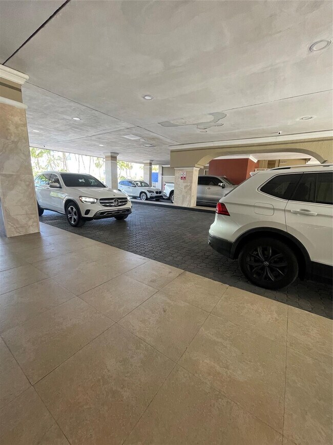 Building Photo - 400 Kings Point Dr