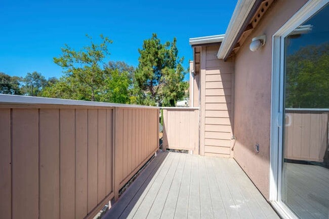 Building Photo - Charming 3bd/2.5 bath Condo