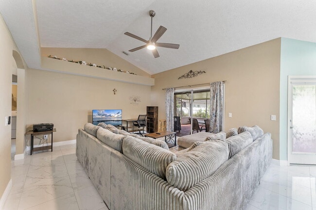 Building Photo - 1622 SW Realty St