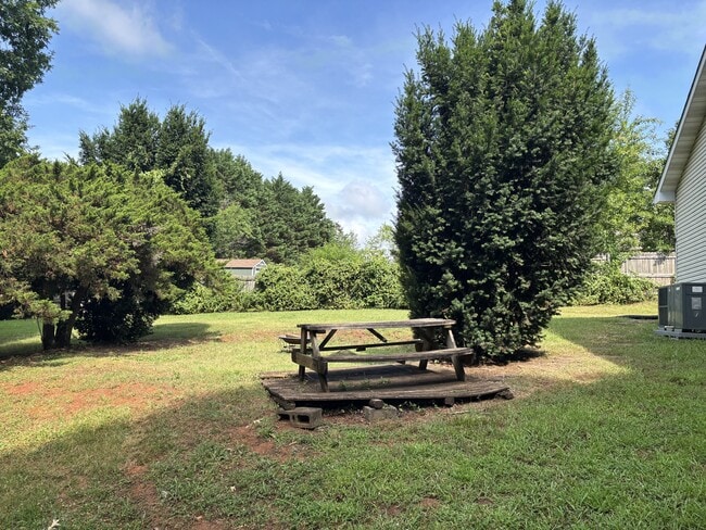 Building Photo - 119 N Clover Hill Ridge Rd
