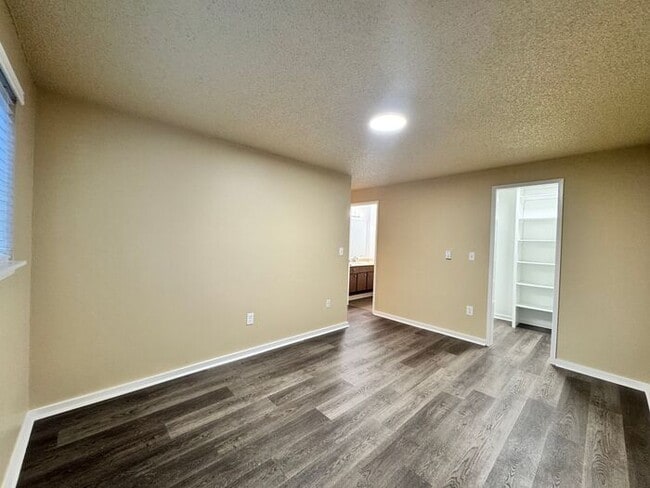 Building Photo - AVAILABLE NOW! Spacious 2 Bed, 1.5 Bathroo...