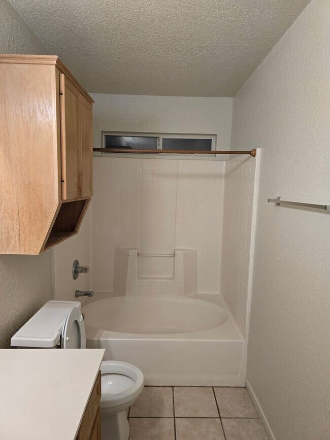 Building Photo - 1602 Van Zanten Dr