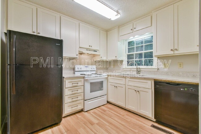 Building Photo - 42-56 Greenwood Cir