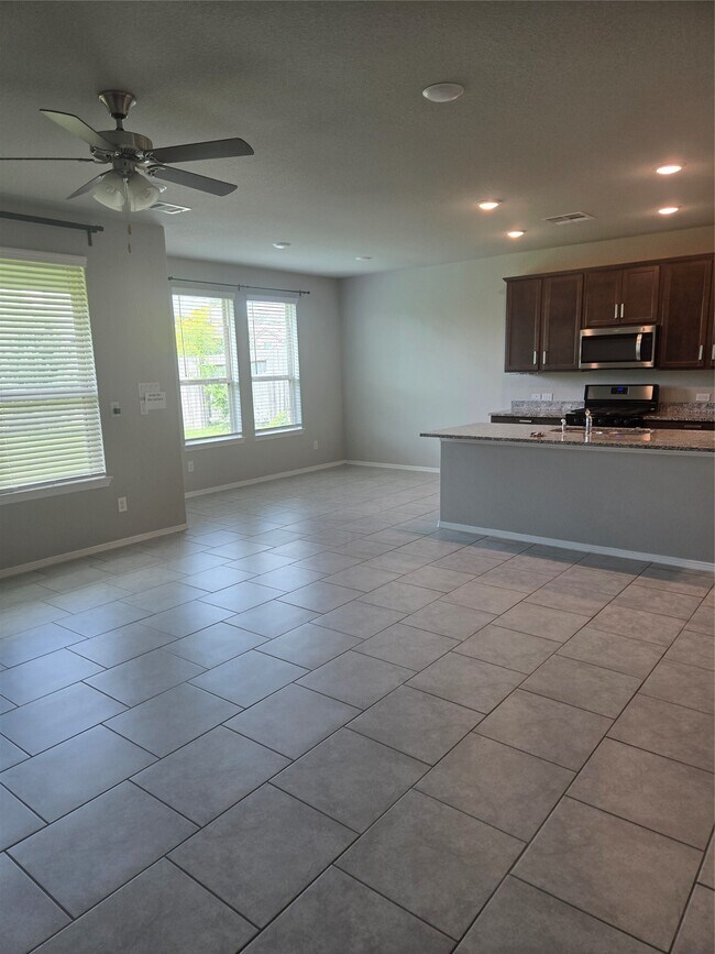 Building Photo - 40204 S Hill Pass