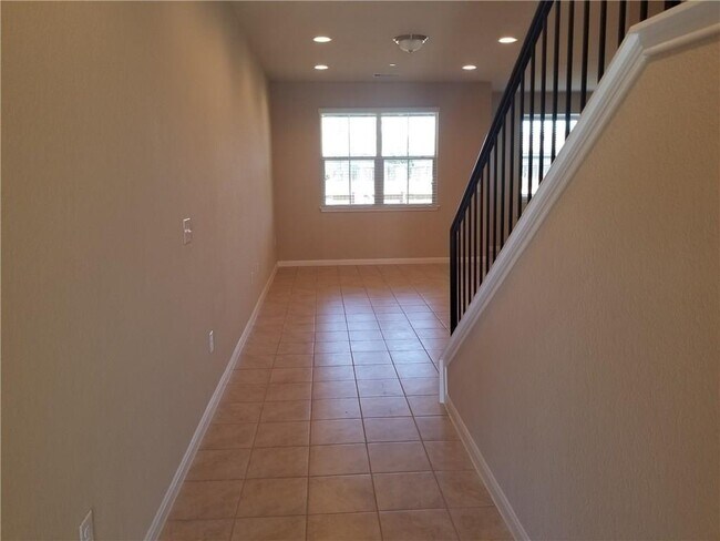 Building Photo - 2880 Donnell Dr