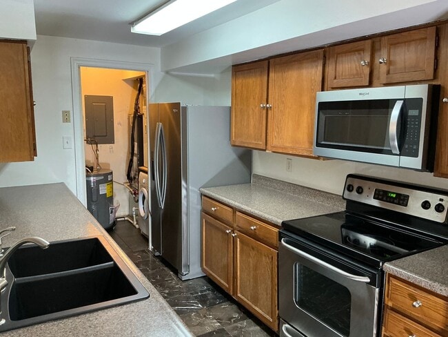 Building Photo - Very well maintained 2 bedroom 2 full 2 half upper floor condo with loft, located in the desired ...