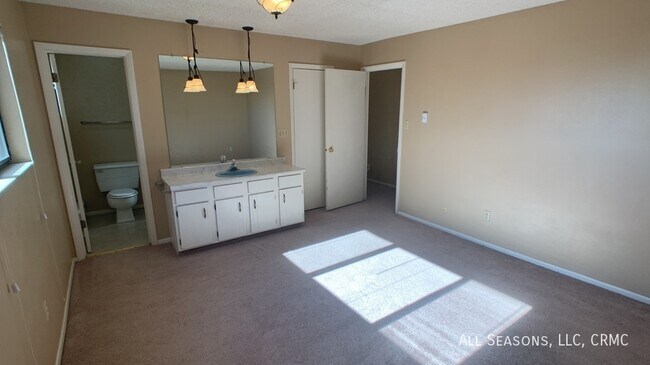 Building Photo - 1527 Spring Valley Dr