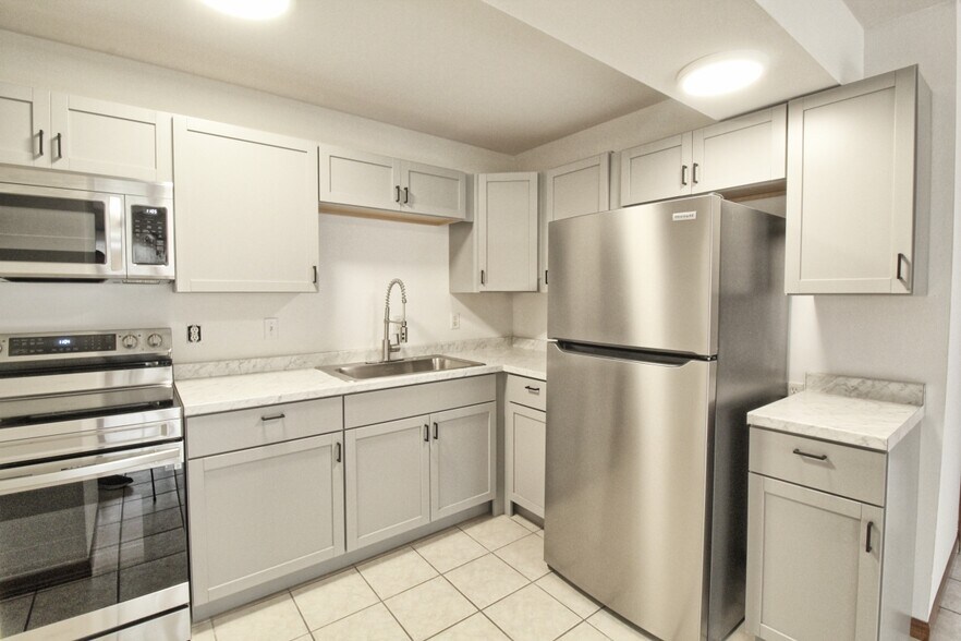 Building Photo - 610-Carriage Court Apartments
