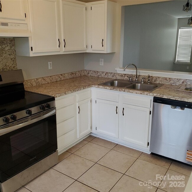 Building Photo - 8236 Golf Ridge Dr