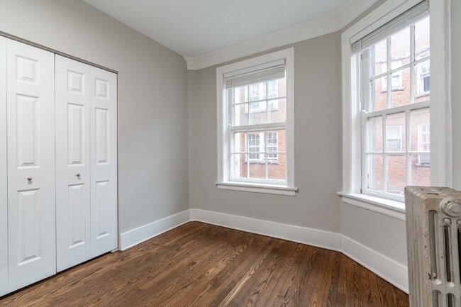 Building Photo - 7422 N Damen Ave