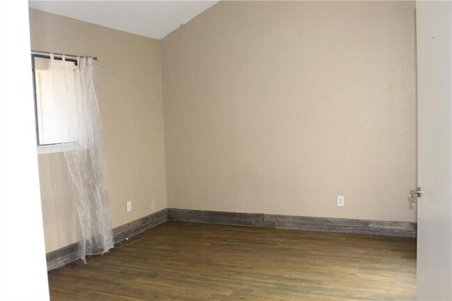 Building Photo - 25 Oakbrook Dr