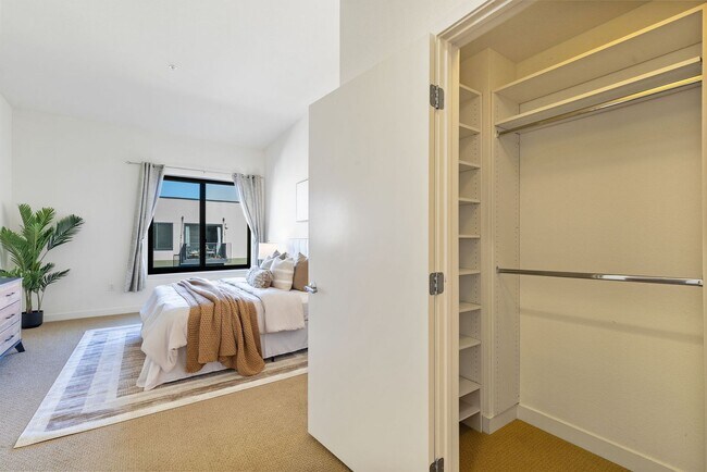 Building Photo - Spacious & Sunny Condo at Plant 51 in Down...
