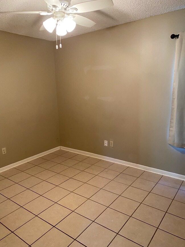 Building Photo - 208 Standifer Ave