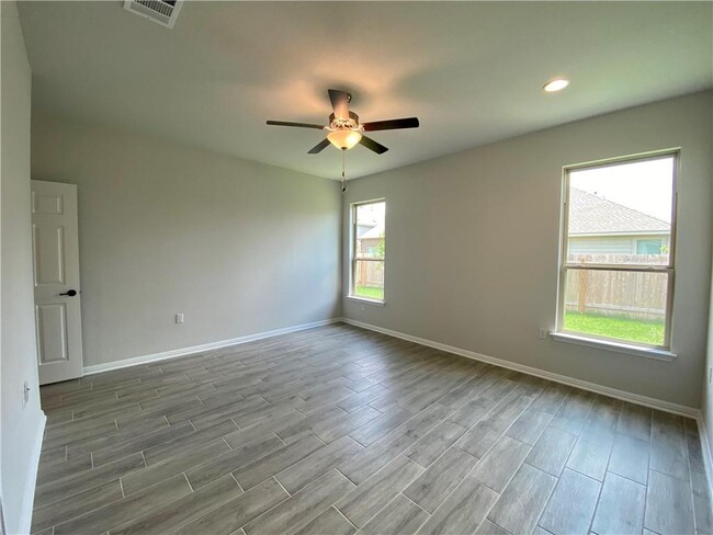 Building Photo - 809 Falkland Trace