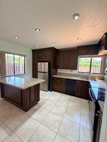 Building Photo - 9645 SW 148th Pl