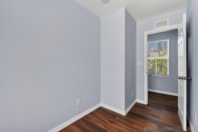 Building Photo - 639 6th St