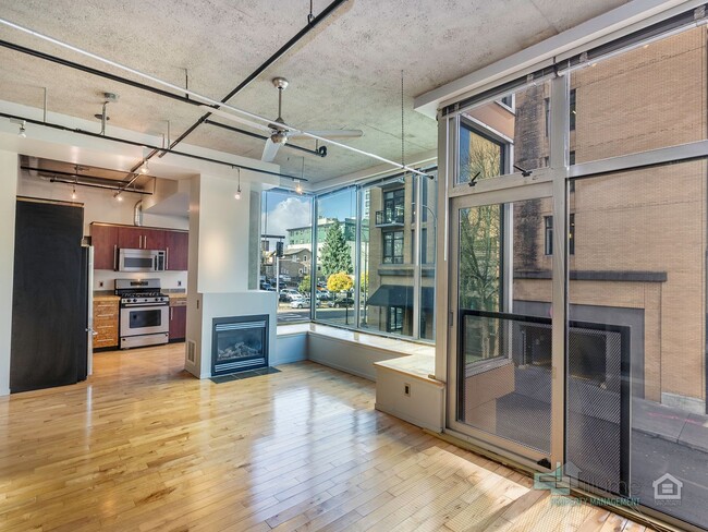 Building Photo - Beautiful Studio Condo in Portland!
